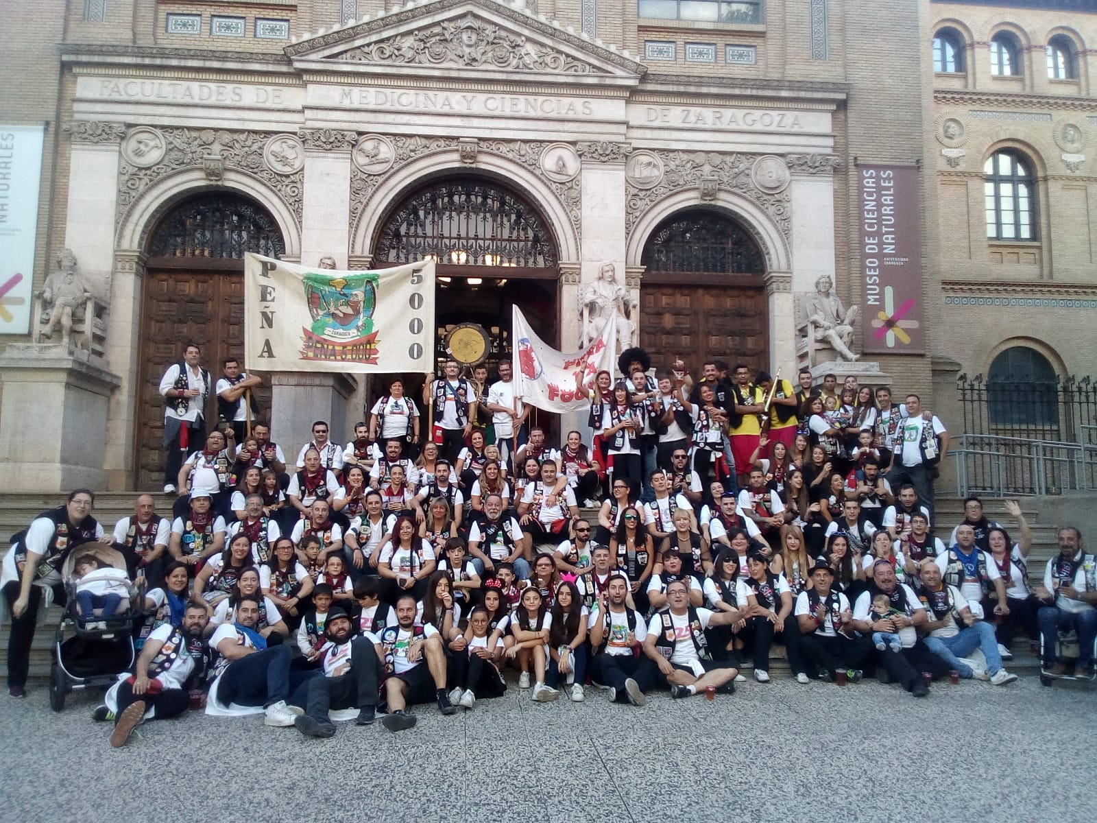 fotoportada-los5000 Peña Los 5000 Zaragoza. Peñas Zaragoza. Federación Interpeñas de Zaragoza. Fiestas del Pilar Zaragoza. Interpeñas Zaragoza.